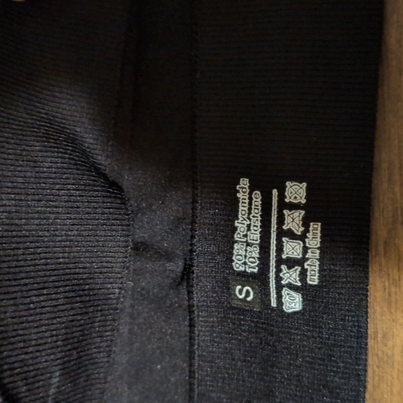 Cross Shoulders Sports Bra - Picture 3 of 3